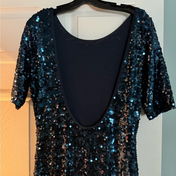 Formal full-length gown, fully blue sequenced, low-scooped back by BCBG MaxAzria - Picture 4 of 4